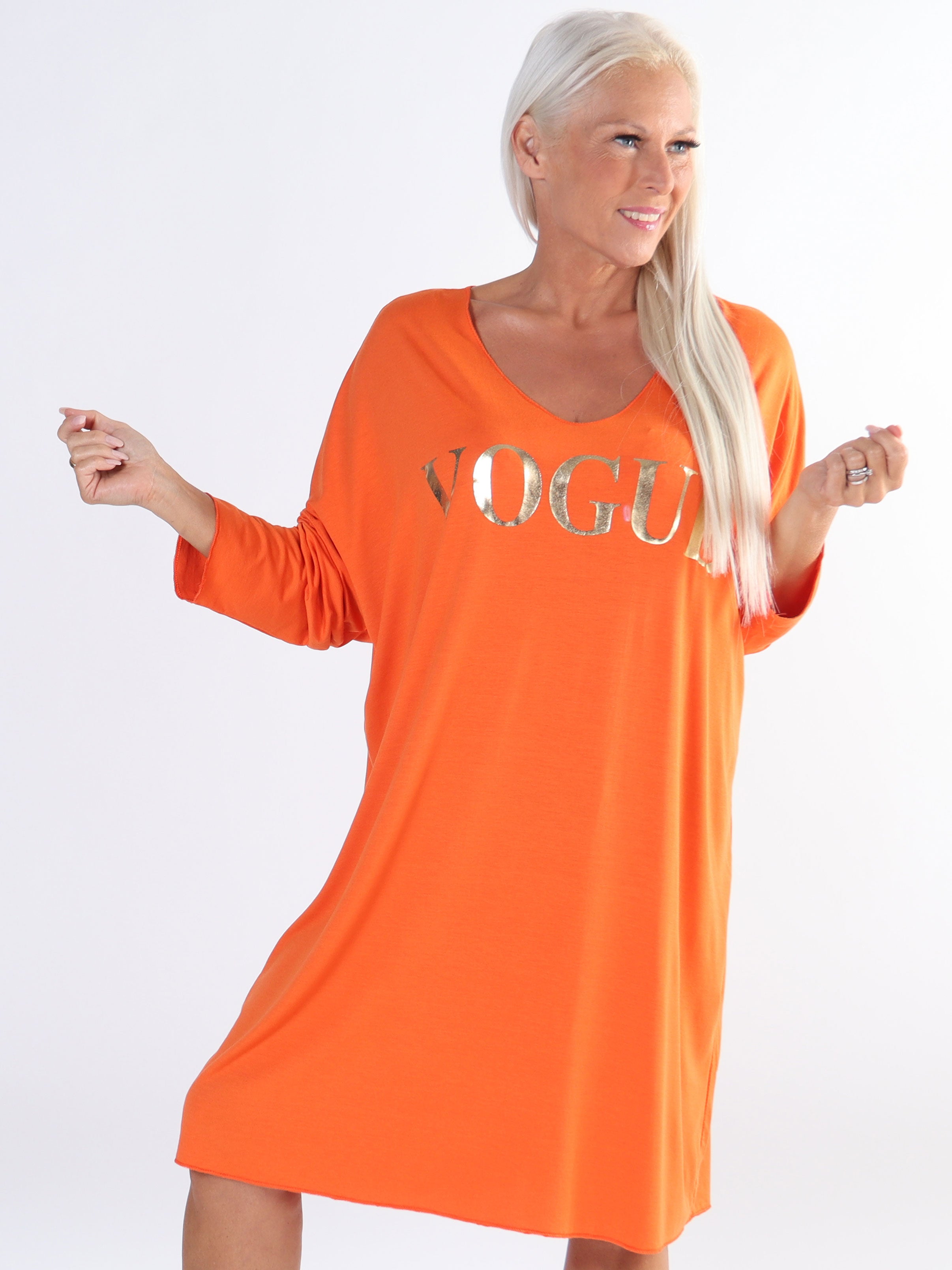 Vogue Long Sleeve - Langærmet plus size kjole i viskose med guld skrift